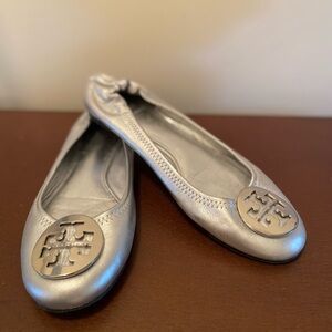 Tory Burch Reva Logo Ballet Flat, Silver